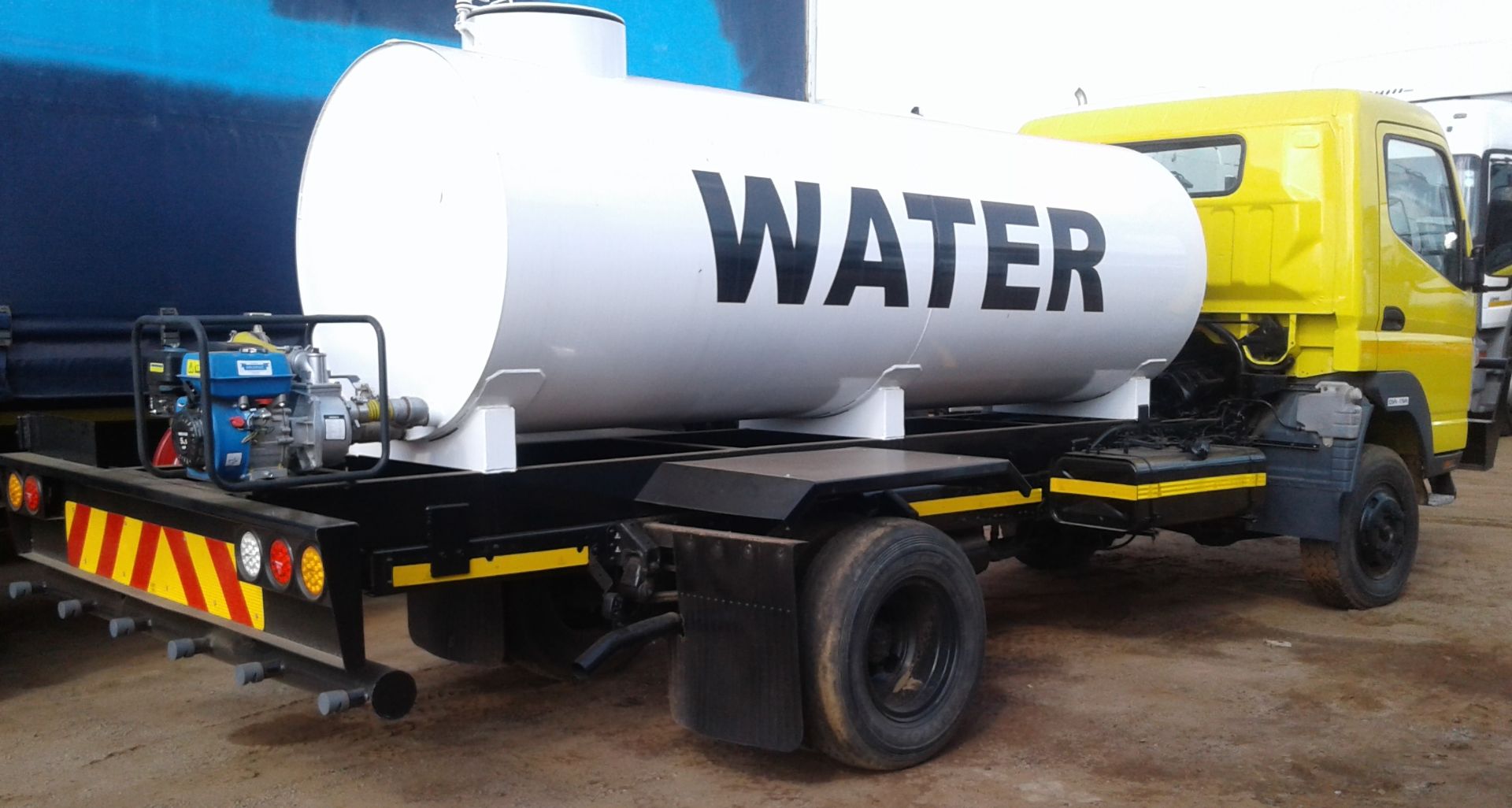 2009 MITSUBISHI CANTER FG6-106 4X4 WATER TANKER - (NP170407) - Image 2 of 4