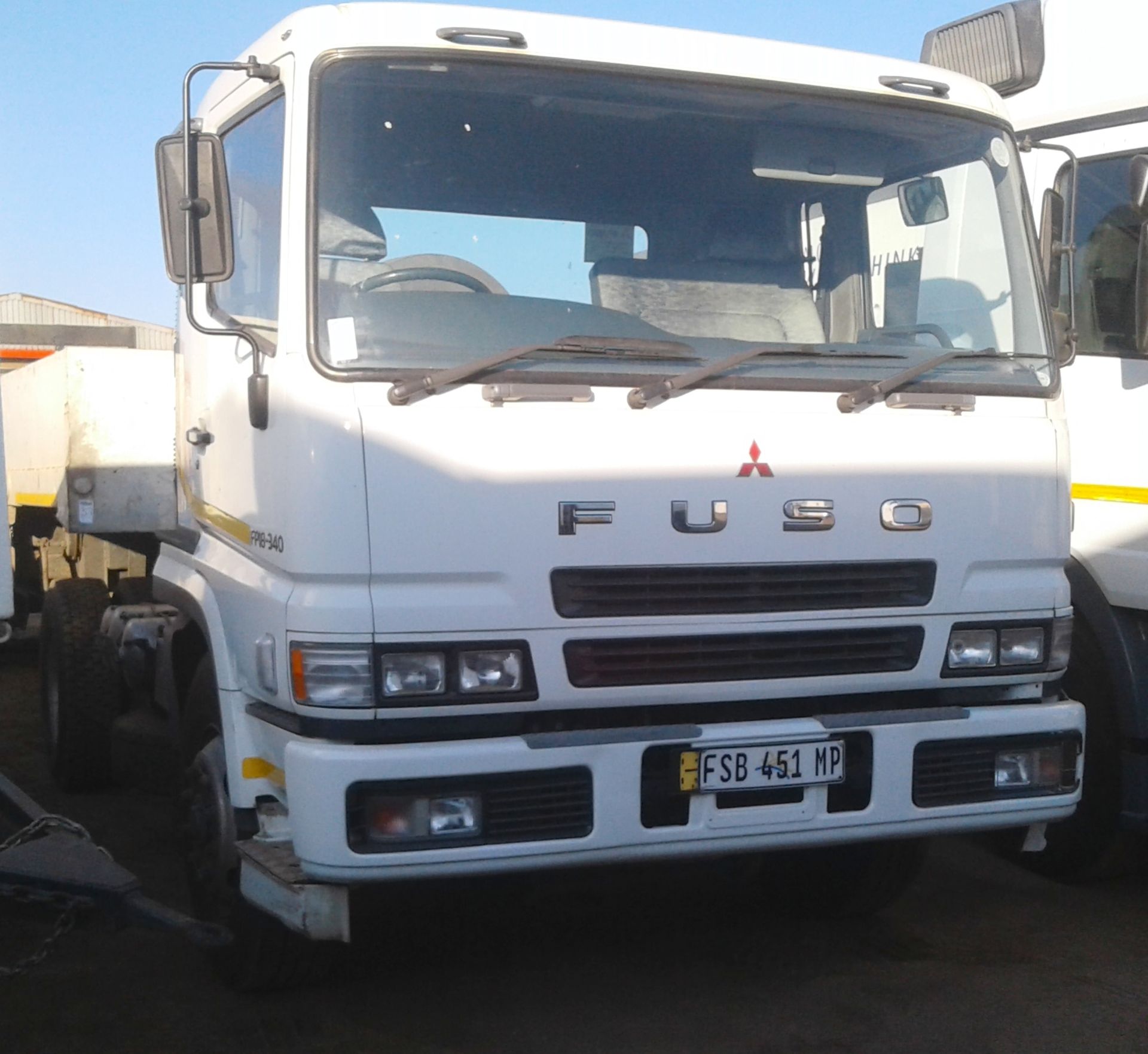 2011 MITSUBISHI FUSO FP18-340 4X2 T/T - (FSB451MP)