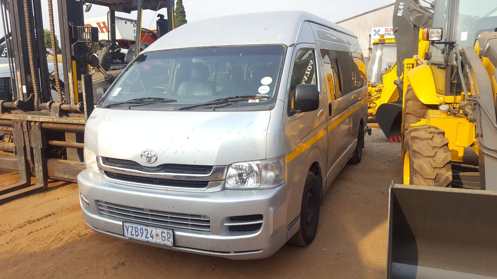 2010 TOYOTA QUANTUM 14 SEATER BUS - (YZB924GP) - Image 3 of 3