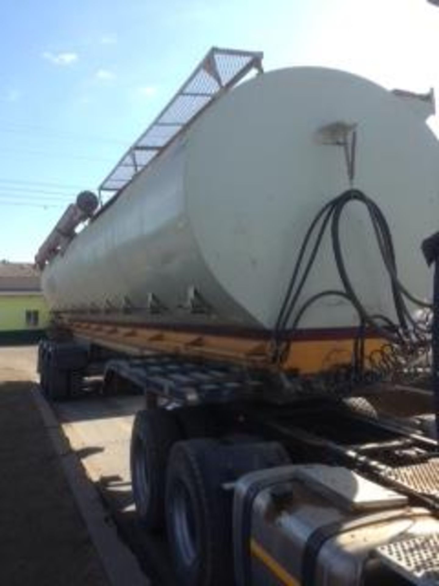 2008 AUGER TRI-AXLE AUGER BULK TANKER TRAILER CK12661 - Subject to Confirmation