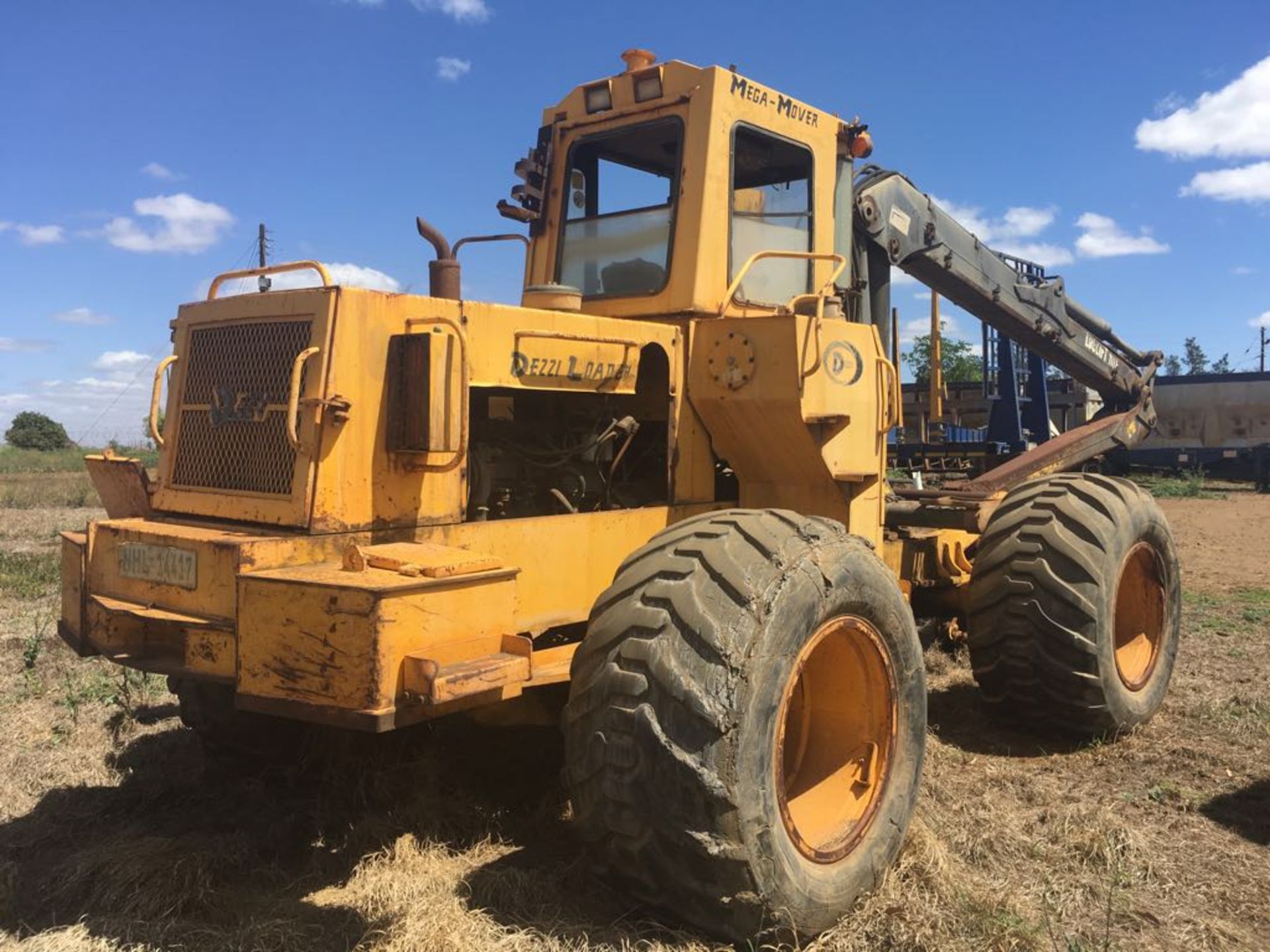 2005 DEZZI LOGLIFT 111F LOADER - (LB 19) - LOCATION SWAZILAND - Subject to Confirmation - Image 3 of 4