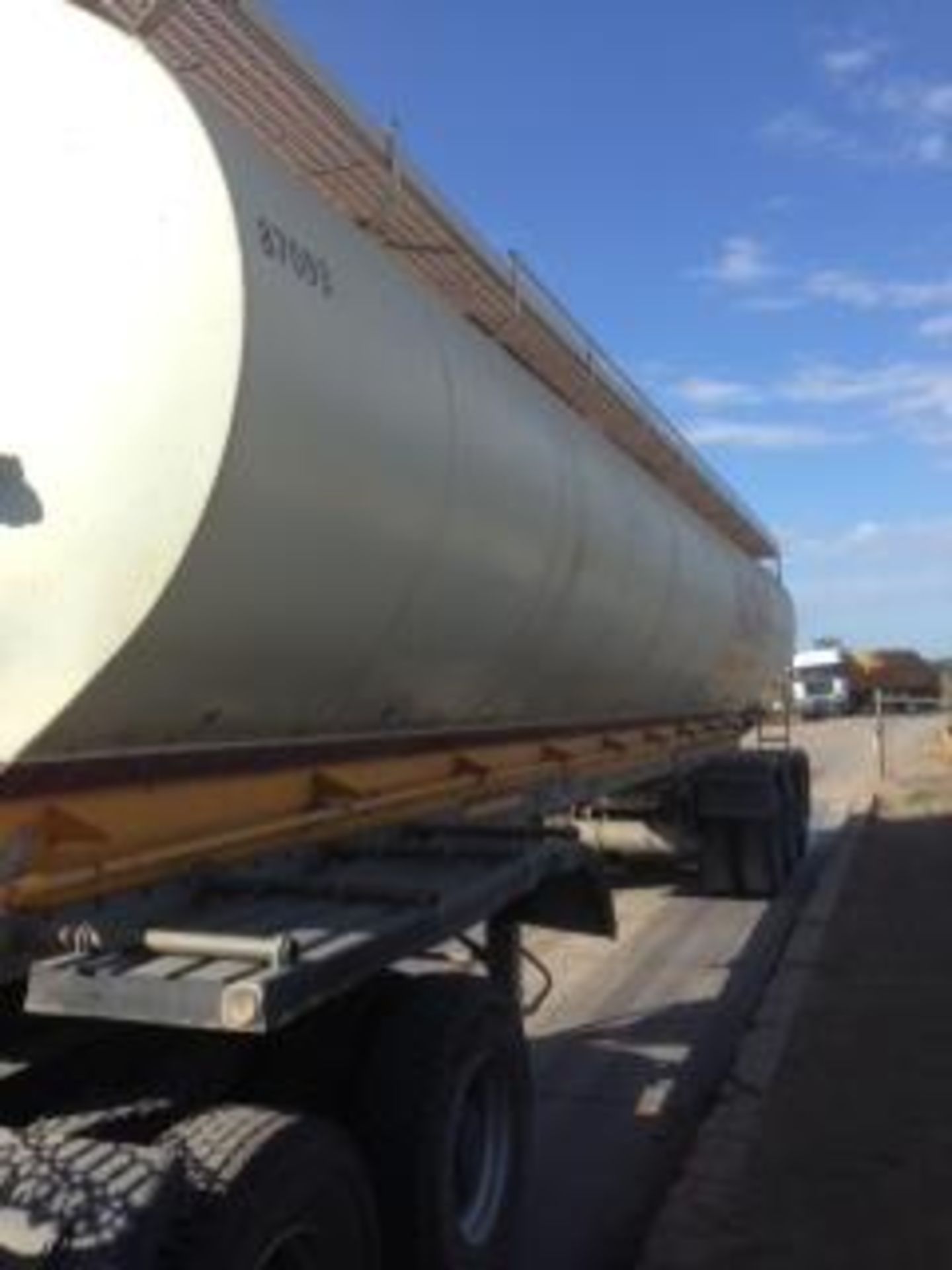 2008 AUGER TRI-AXLE AUGER BULK TANKER TRAILER CK19730 - Subject to Confirmation - Image 4 of 5