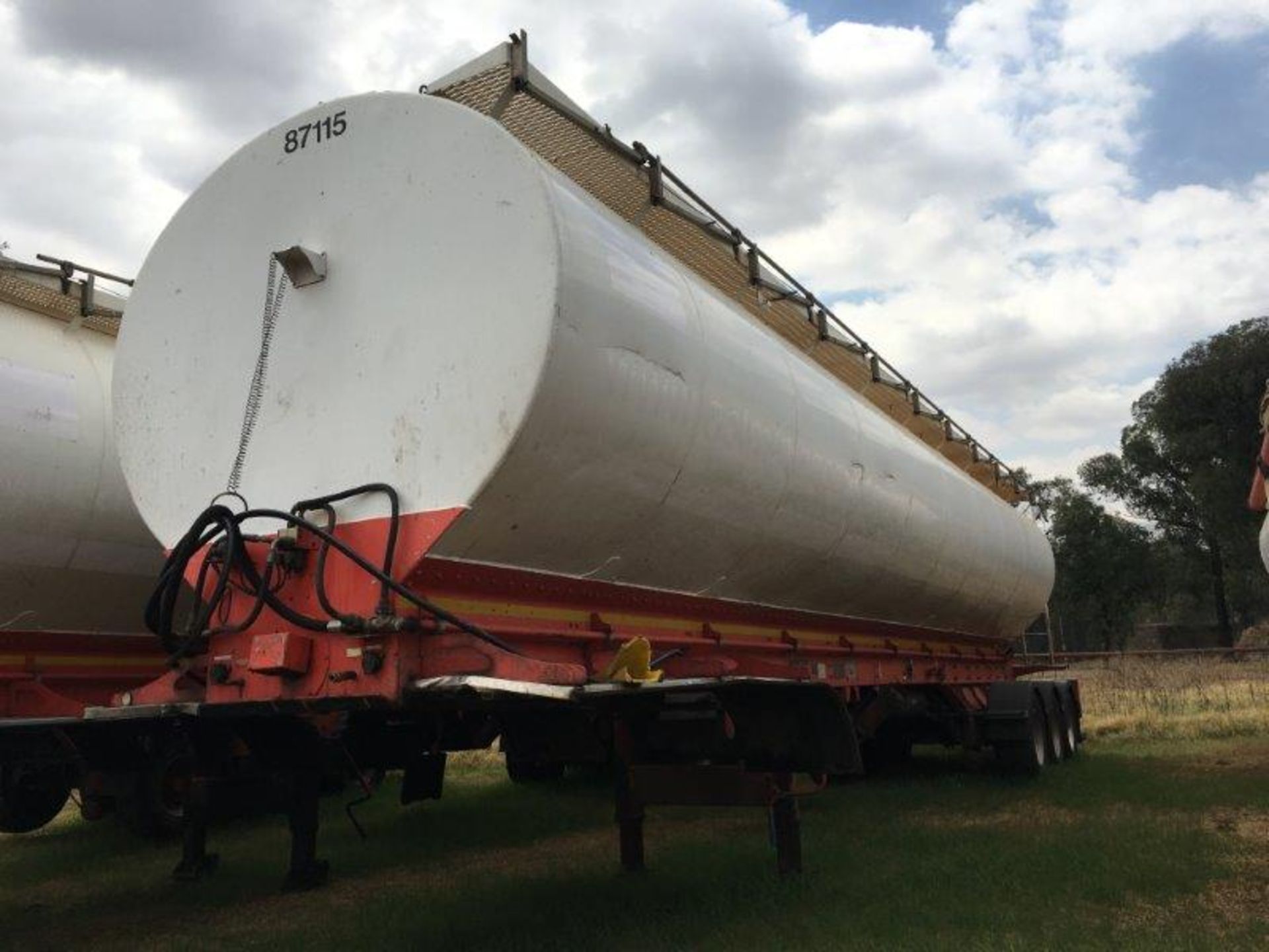 2011 GRW TRI-AXLE AUGER BULK TANKER TRAILER BW14PPGP - (87115) - Subject to Confirmation