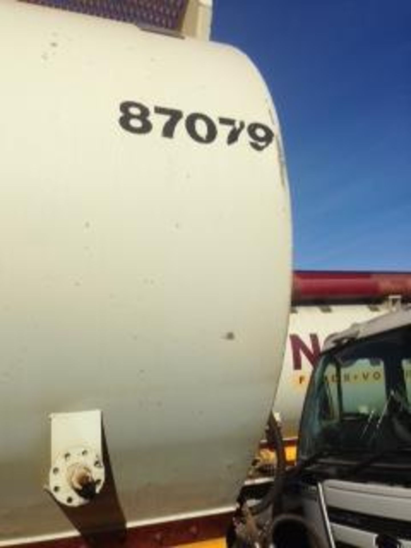 2008 AUGER TRI-AXLE AUGER BULK TANKER TRAILER CK28087 - Subject to Confirmation - Image 2 of 5