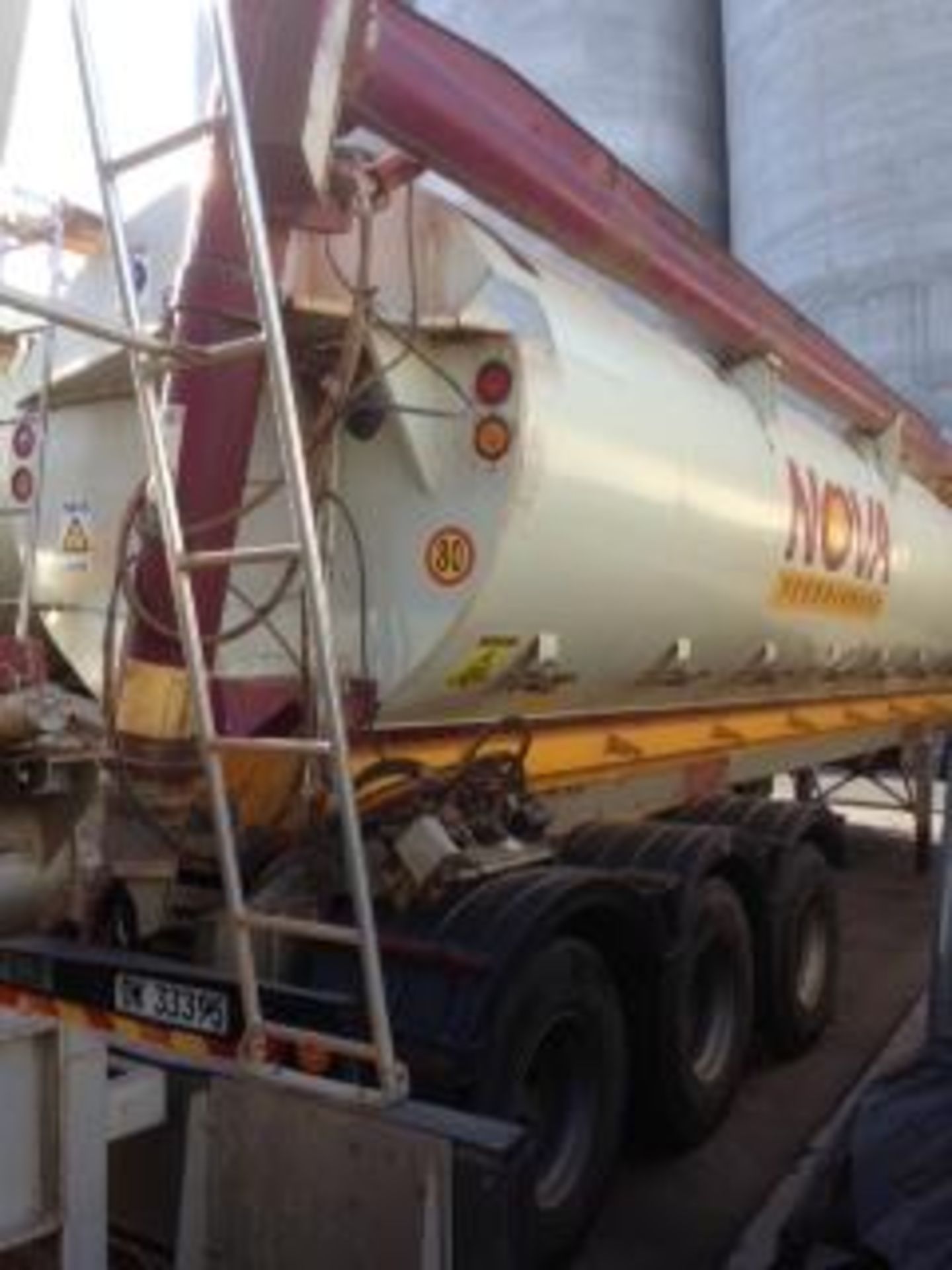 2008 AUGER TRI-AXLE AUGER BULK TANKER TRAILER CK3375 - Subject to Confirmation - Image 3 of 9