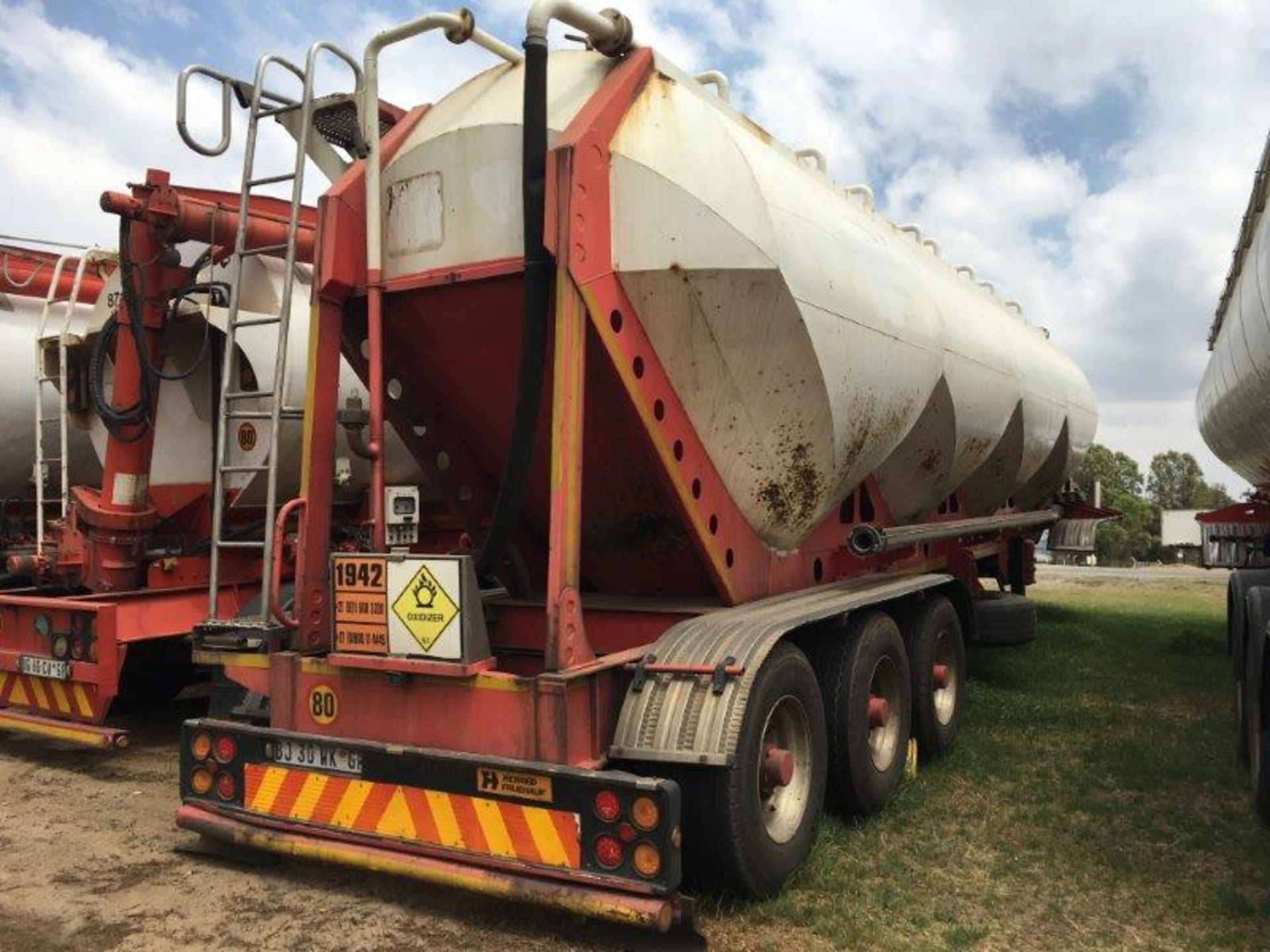 2011 HENRED TRI-AXLE DRY BULK TANKER TRAILER BJ30WKGP - (87655) - Subject to Confirmation - Image 3 of 4