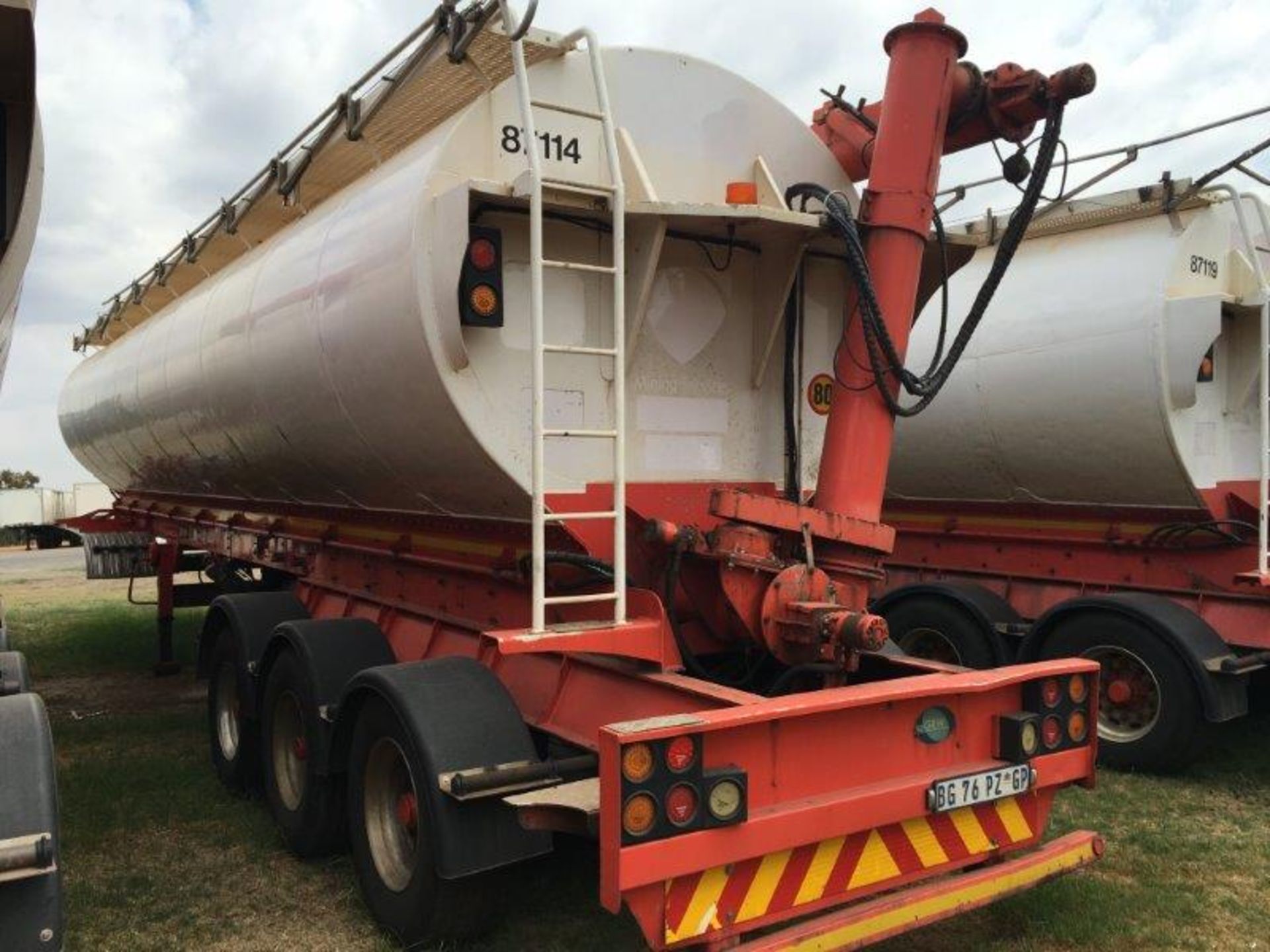 2011 GRW TRI-AXLE AUGER BULK TANKER TRAILER BG76PZGP - (87114) - Subject to Confirmation - Image 2 of 5