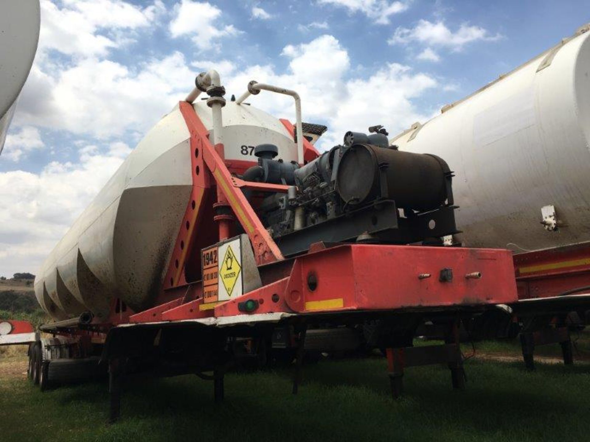 2011 HENRED TRI-AXLE DRY BULK TANKER TRAILER BJ30WKGP - (87655) - Subject to Confirmation - Image 2 of 4