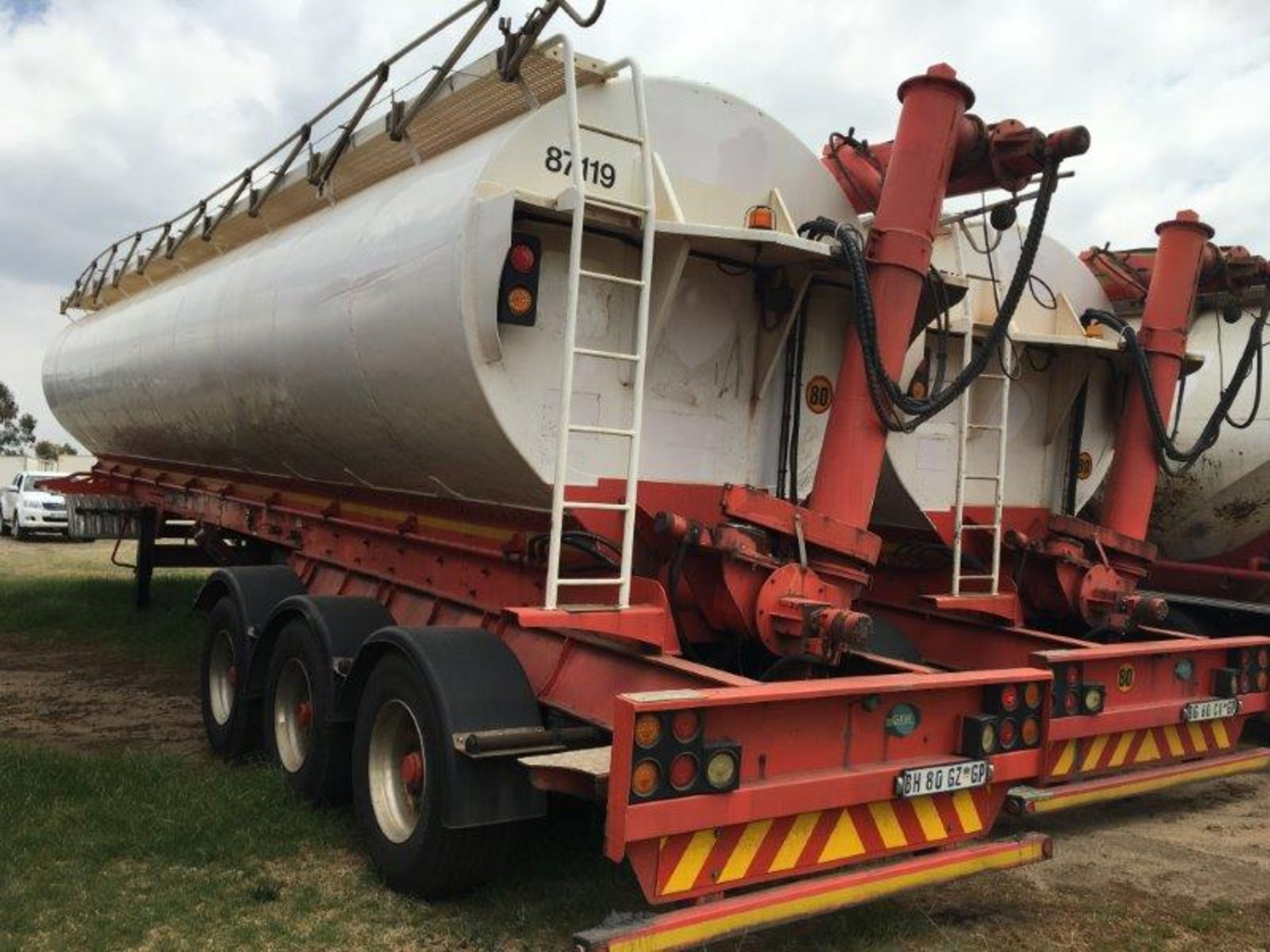 2011 GRW TRI-AXLE AUGER BULK TANKER TRAILER BH80GZGP - (87119) - Subject to Confirmation - Image 3 of 5