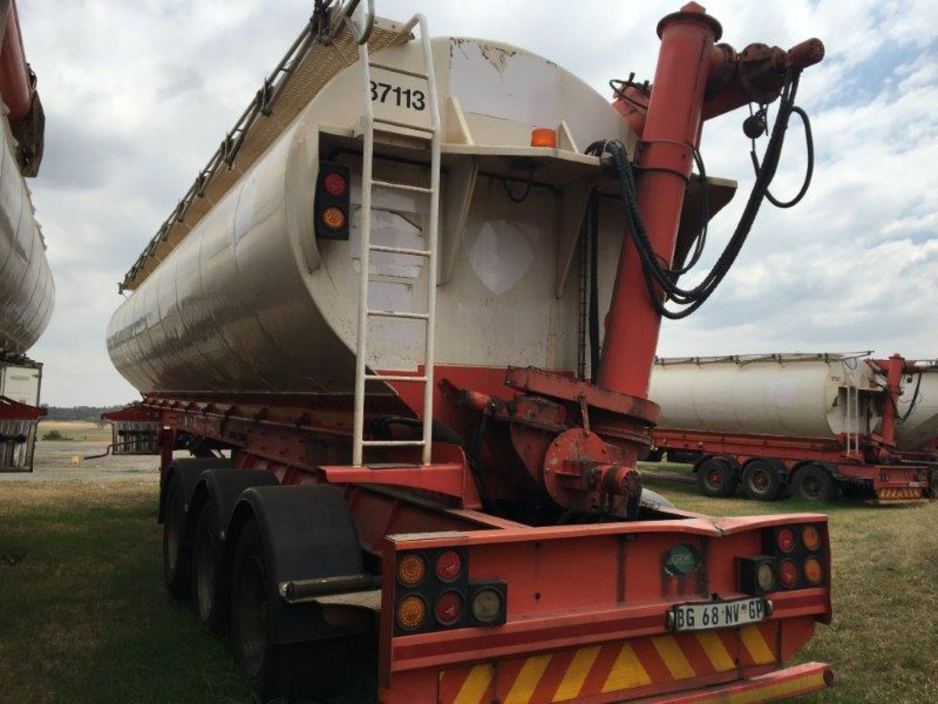 2011 GRW TRI-AXLE AUGER BULK TANKER TRAILER REG NO: BG68NVGP - (87117) - Subject to Confirmation - Image 3 of 6