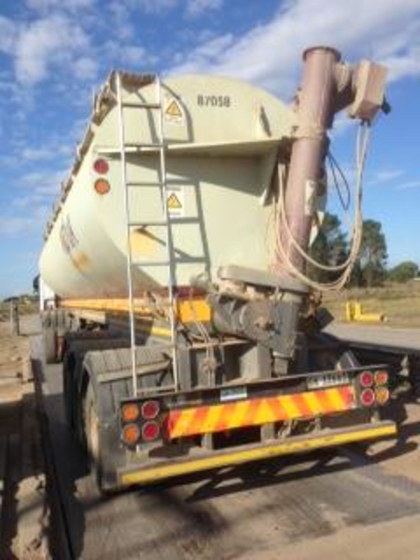 2008 AUGER TRI-AXLE AUGER BULK TANKER TRAILER CK12661 - Subject to Confirmation - Image 2 of 4