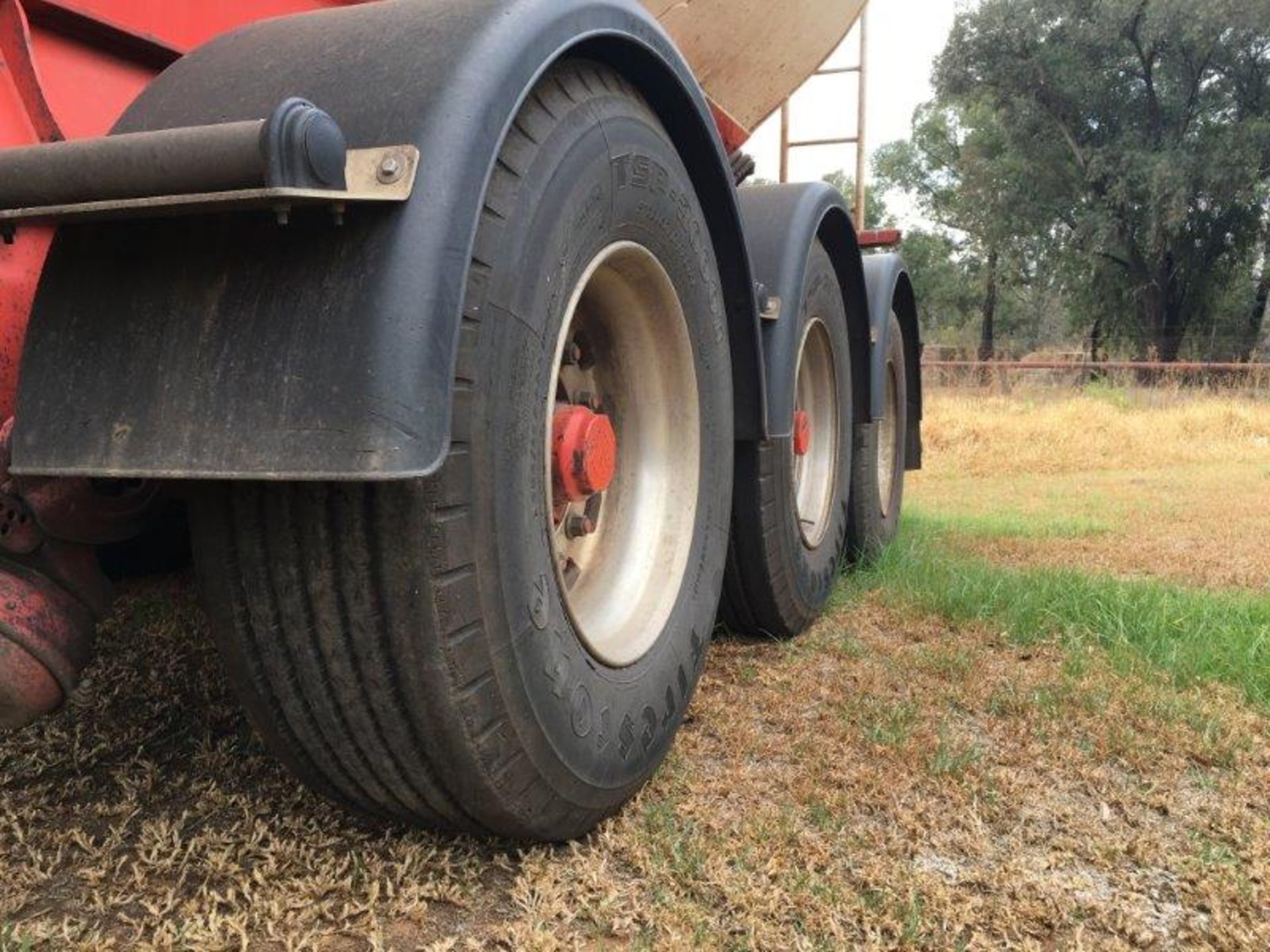 2011 GRW TRI-AXLE AUGER BULK TANKER TRAILER BJ09SBGP - (87120) - Subject to Confirmation - Image 4 of 5