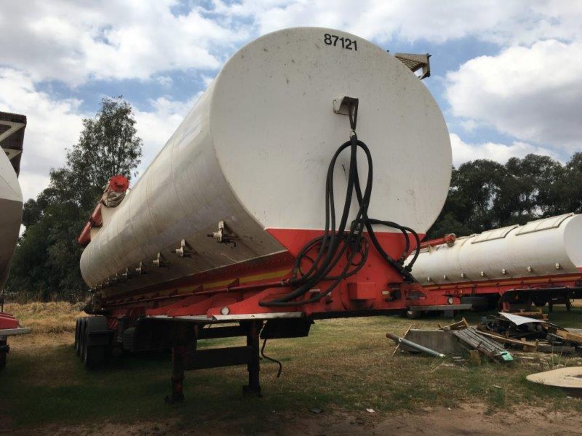 2011 GRW TRI-AXLE AUGER BULK TANKER TRAILER BJ33GJGP - (87121) - Subject to Confirmation - Image 2 of 5