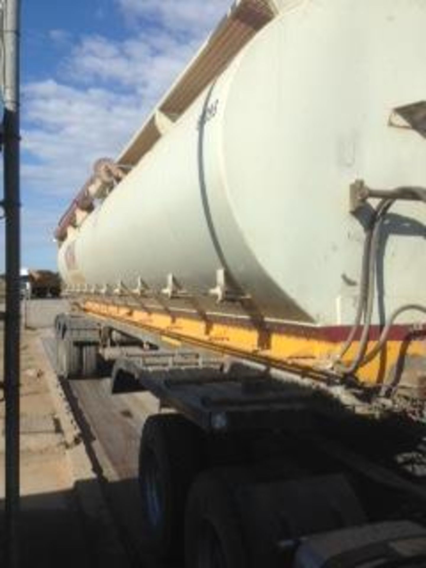 2008 AUGER TRI-AXLE AUGER BULK TANKER TRAILER CK19730 - Subject to Confirmation - Image 2 of 5
