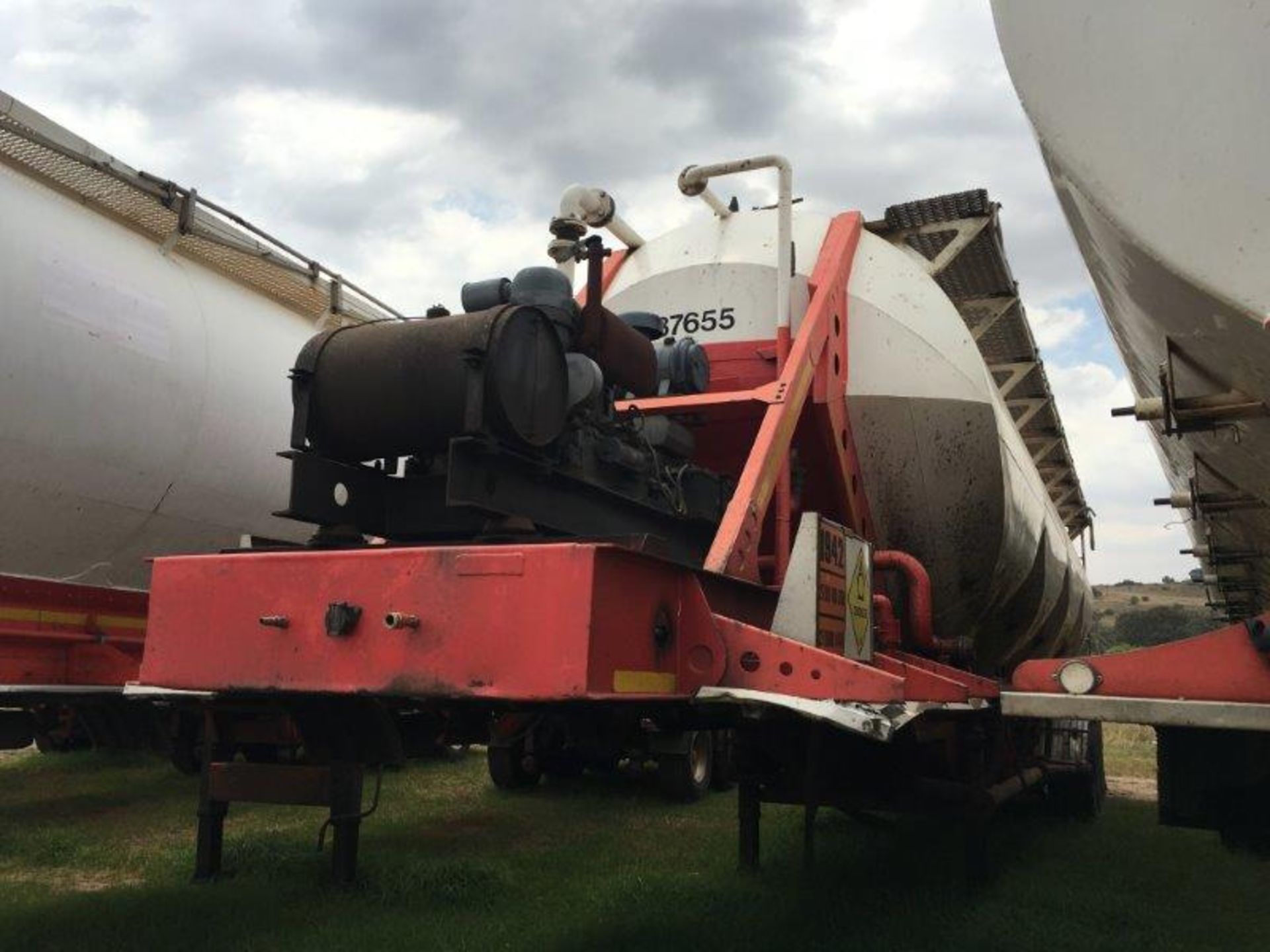 2011 HENRED TRI-AXLE DRY BULK TANKER TRAILER BJ30WKGP - (87655) - Subject to Confirmation