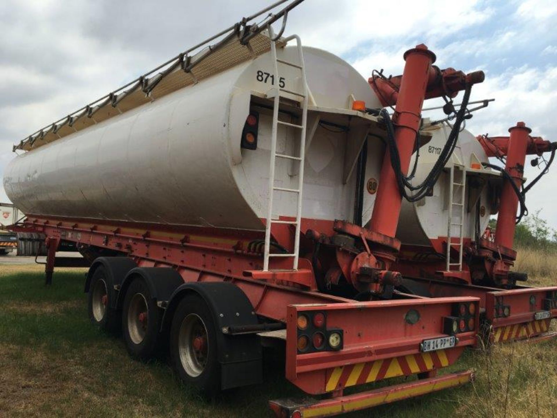 2011 GRW TRI-AXLE AUGER BULK TANKER TRAILER BW14PPGP - (87115) - Subject to Confirmation - Image 2 of 5