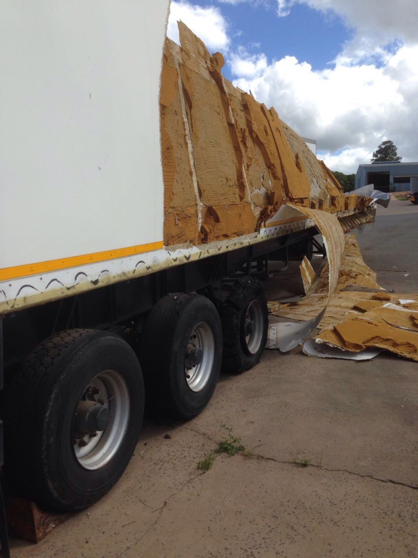 2007 ICE COLD BODIES REFRIGERATED TRI-AXLE TRAILER ACCIDENT DAMAGE - Subject to Confirmation - Image 7 of 8