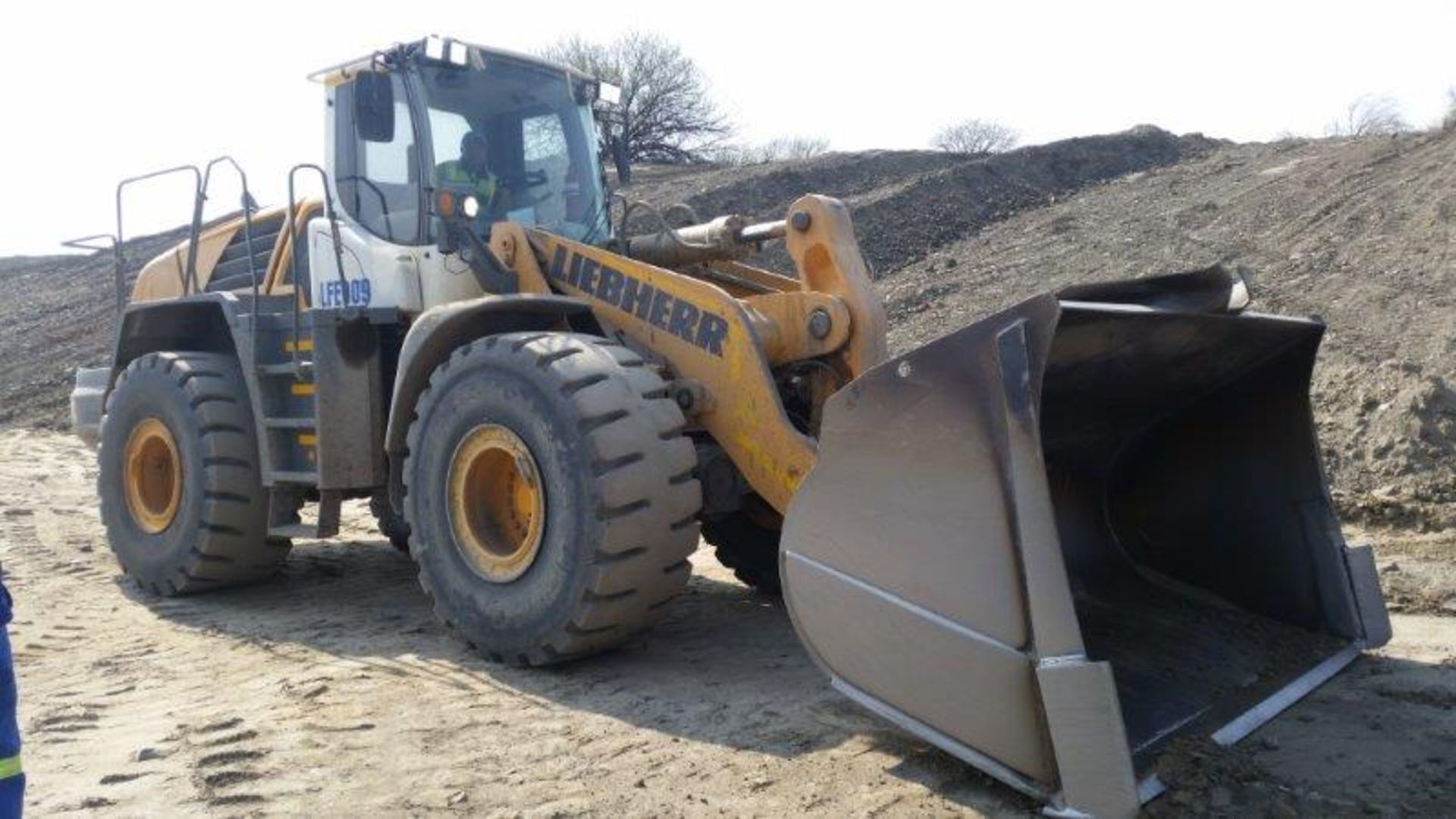 2012 LIEBHERR L580 FRONT END LOADER VATZ0459CZB028931 - (LFE009) - Subject to Confirmation