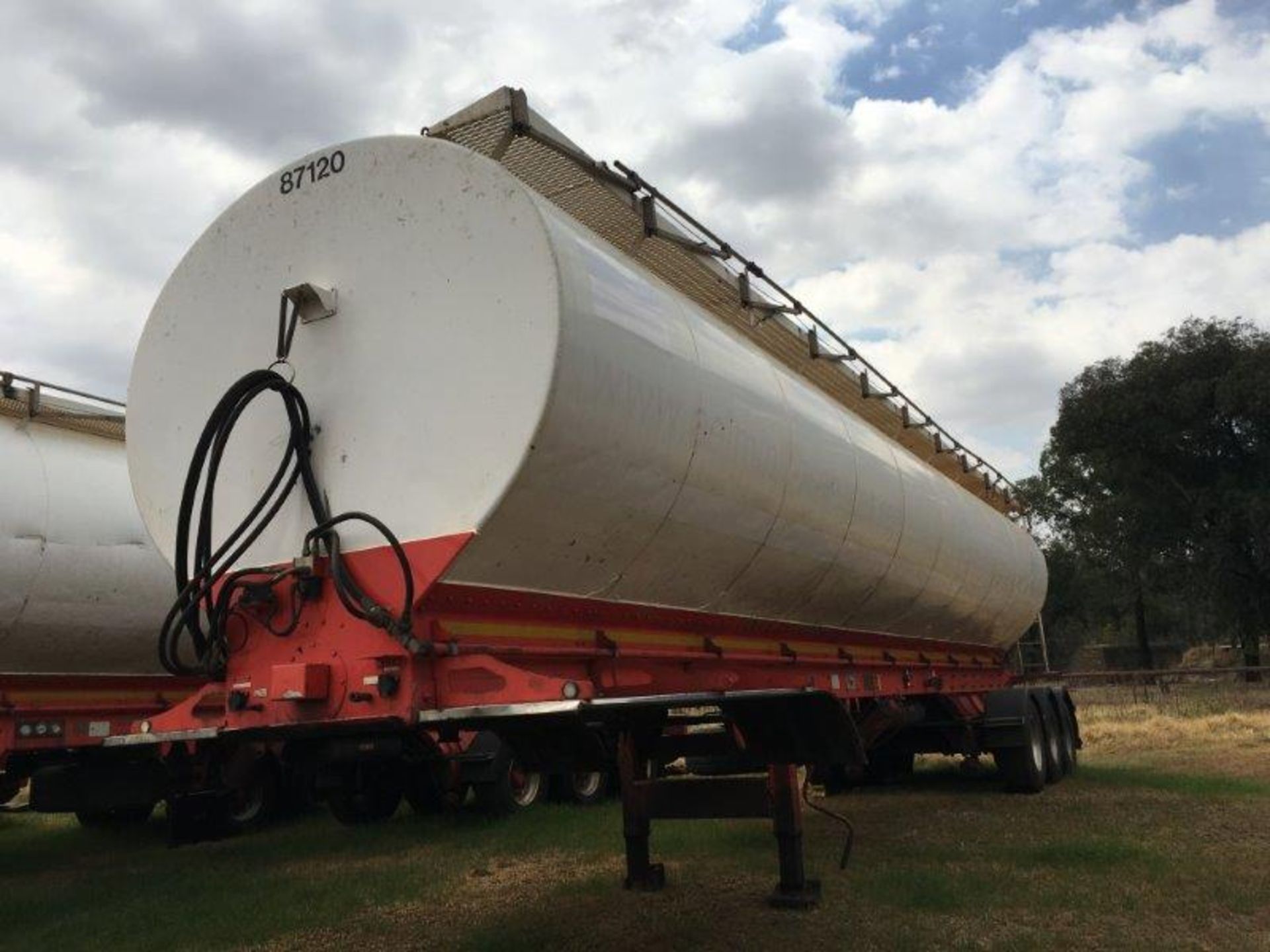 2011 GRW TRI-AXLE AUGER BULK TANKER TRAILER BJ09SBGP - (87120) - Subject to Confirmation - Image 2 of 5