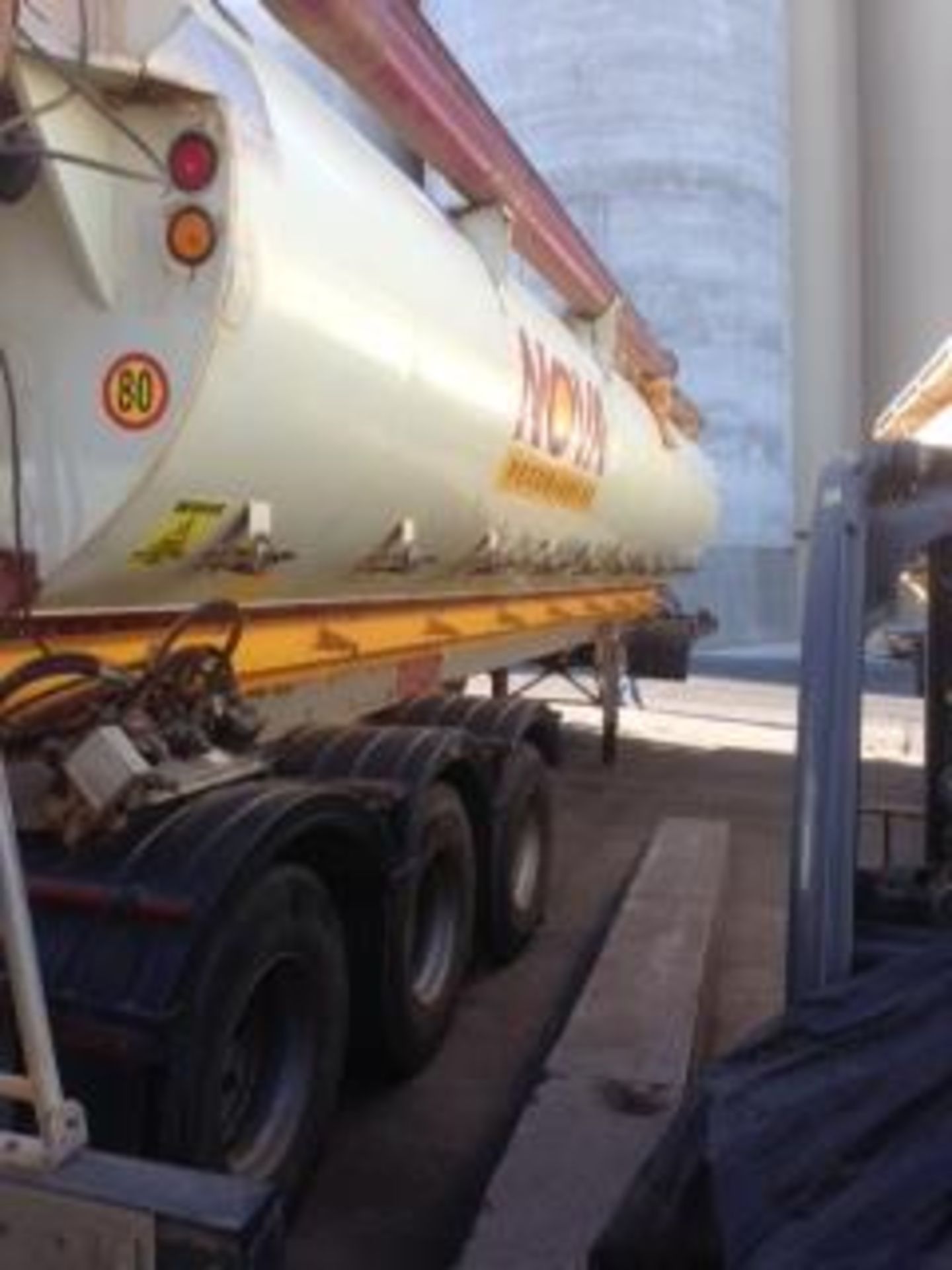 2008 AUGER TRI-AXLE AUGER BULK TANKER TRAILER CK3375 - Subject to Confirmation - Image 4 of 9