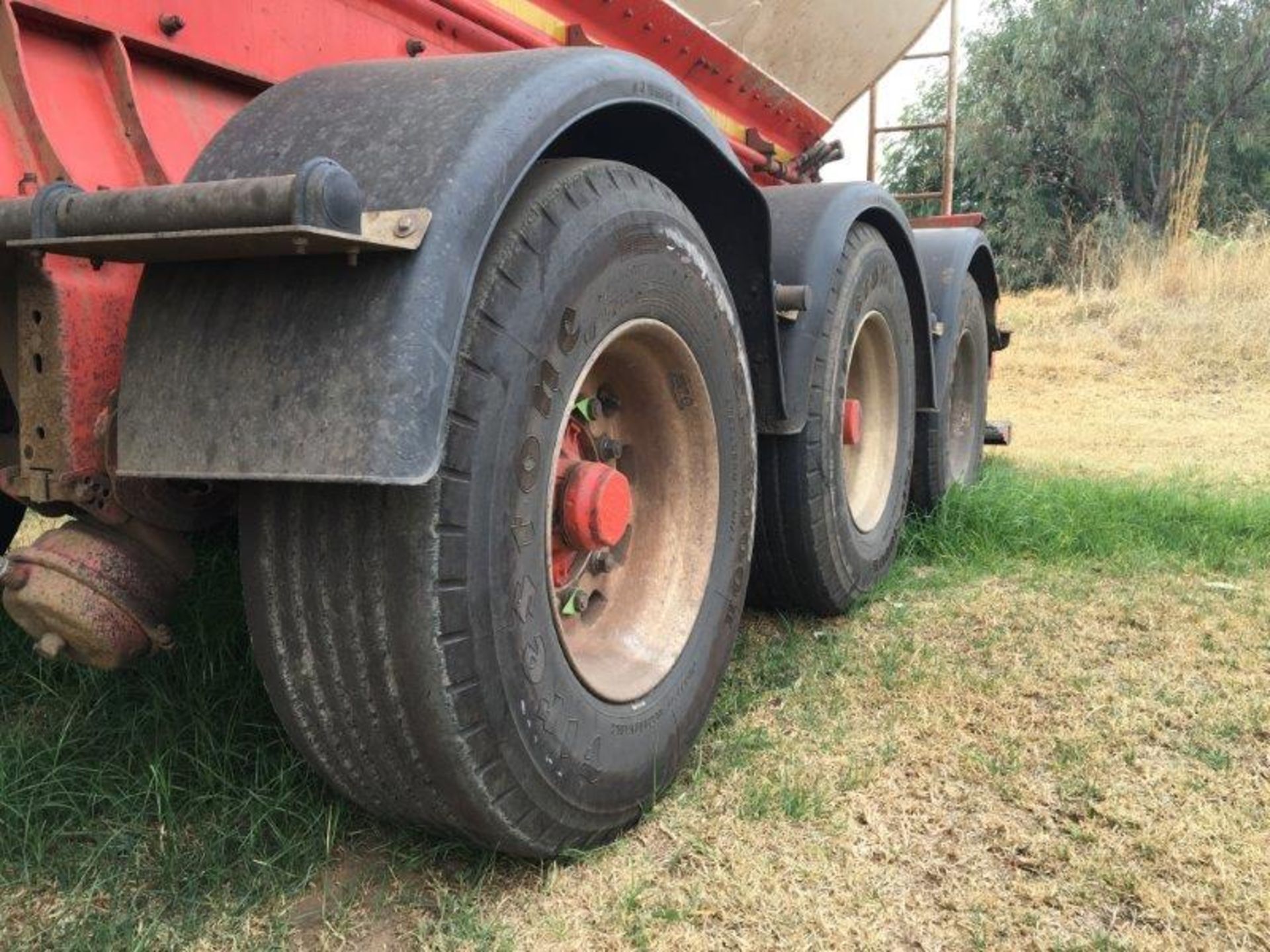 2011 GRW TRI-AXLE AUGER BULK TANKER TRAILER BJ33GJGP - (87121) - Subject to Confirmation - Image 4 of 5