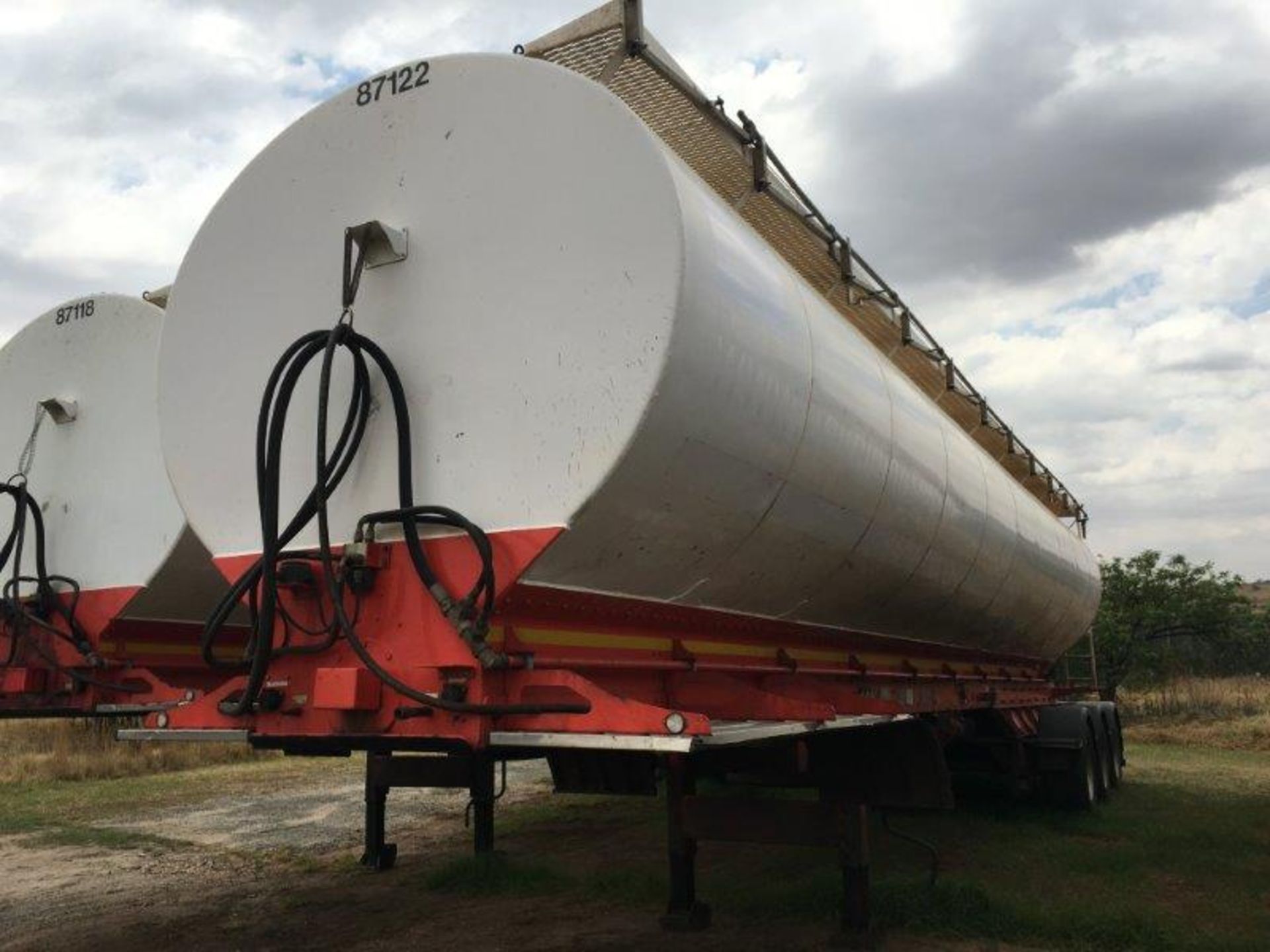 2011 GRW TRI-AXLE AUGER BULK TANKER TRAILER BJ46XSGP - (87122) - Subject to Confirmation - Image 2 of 6