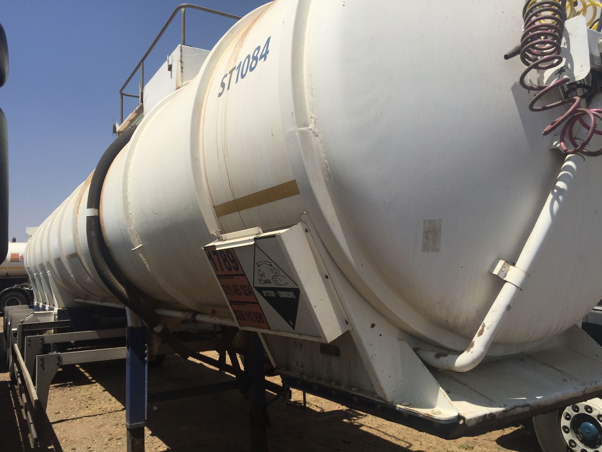 2010 CAM TRI-AXLE HCL TANKER TRAILER - (ND458271)