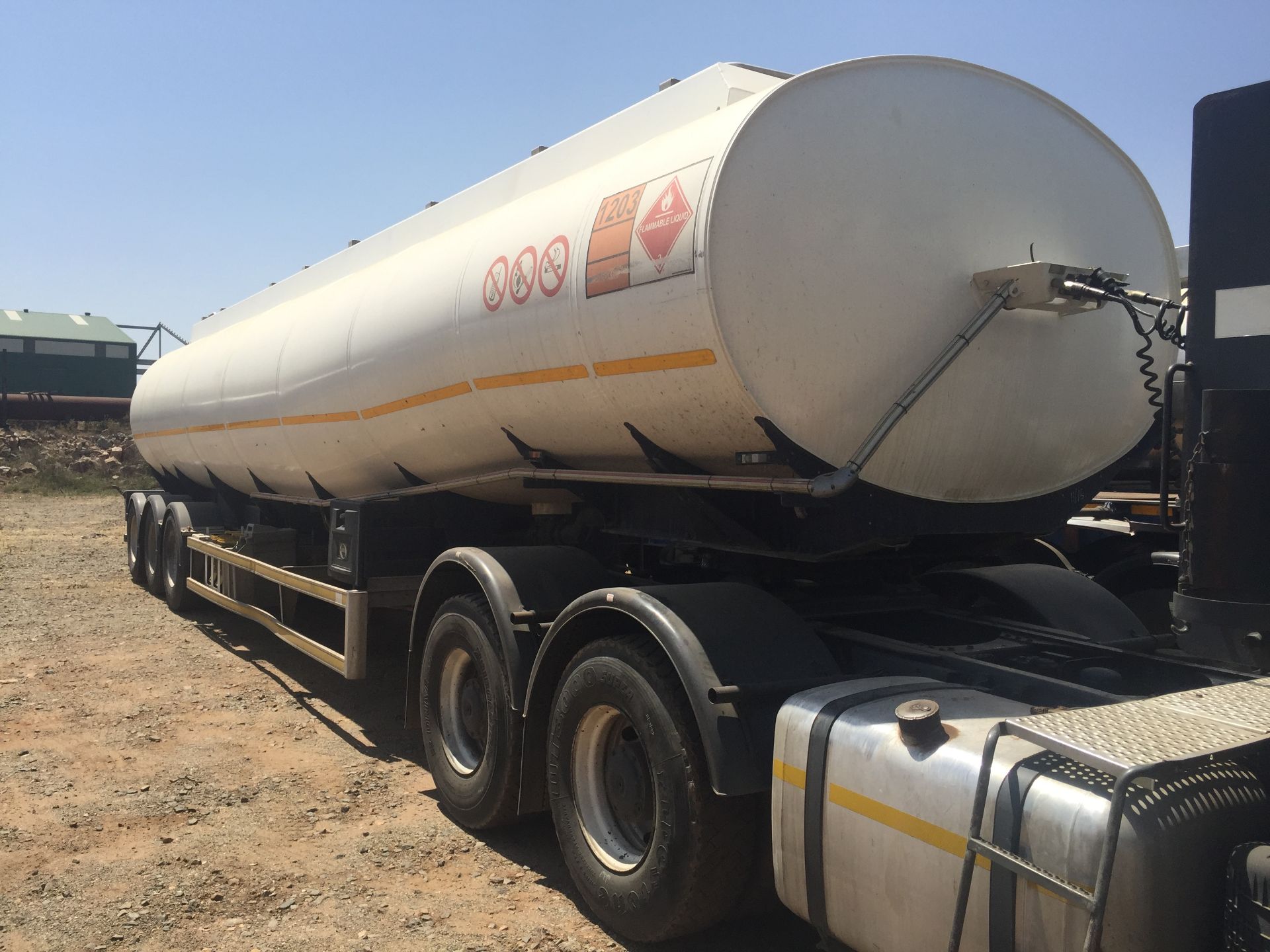 2010 GRW TRI-AXLE ALUMINIUM FUEL TANKER TRAILER - ()