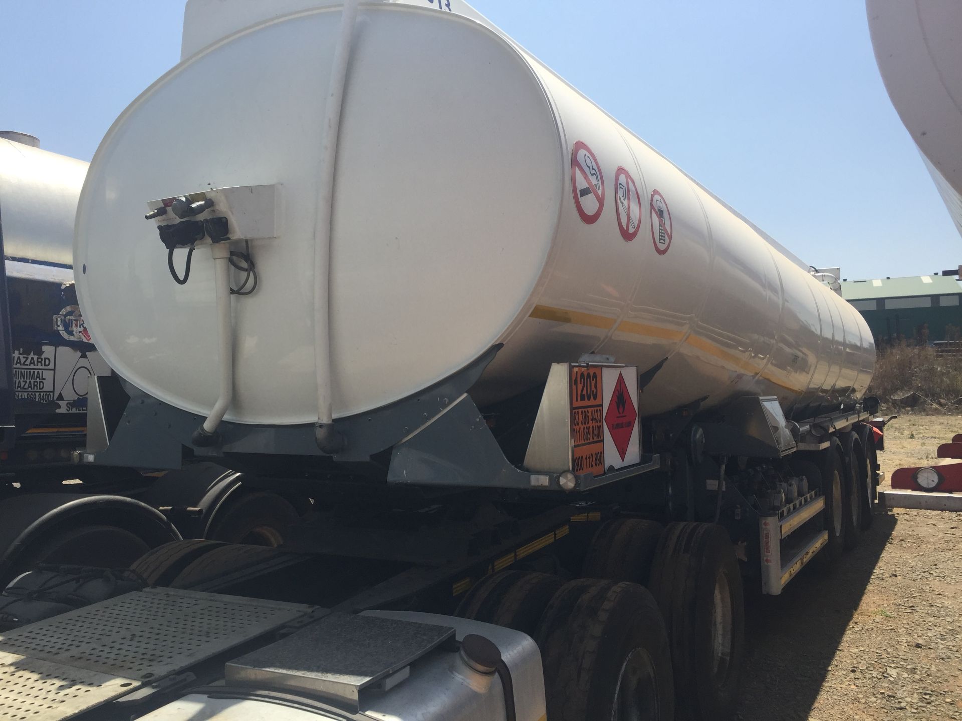 2010 GRW TRI-AXLE ALUMINIUM FUEL TANKER TRAILER - (CA271224)