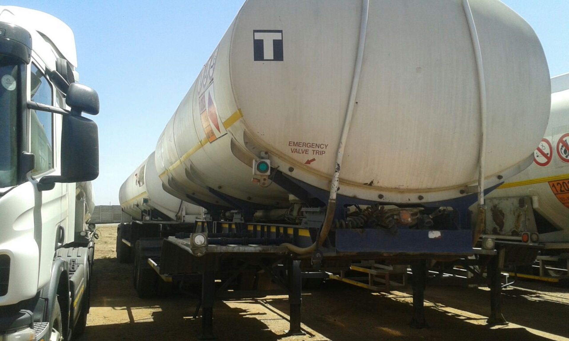 2010 GRW TRI-AXLE ALUMINIUM FUEL TANKER TRAILER - (CA774882)