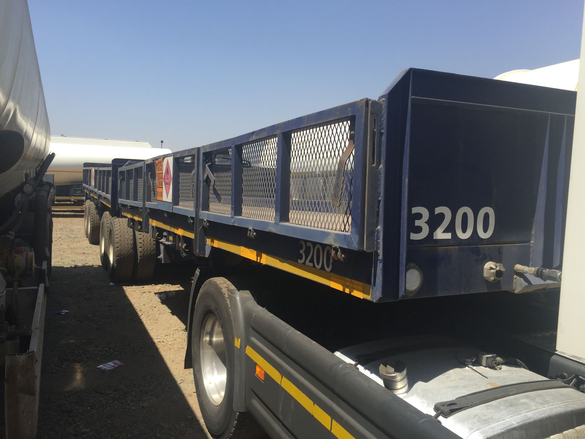 AFRIT / HENRED INTERLINK F/DECK TRAILER WITH D/SIDES - (FBT100GP / ZPM224GP)