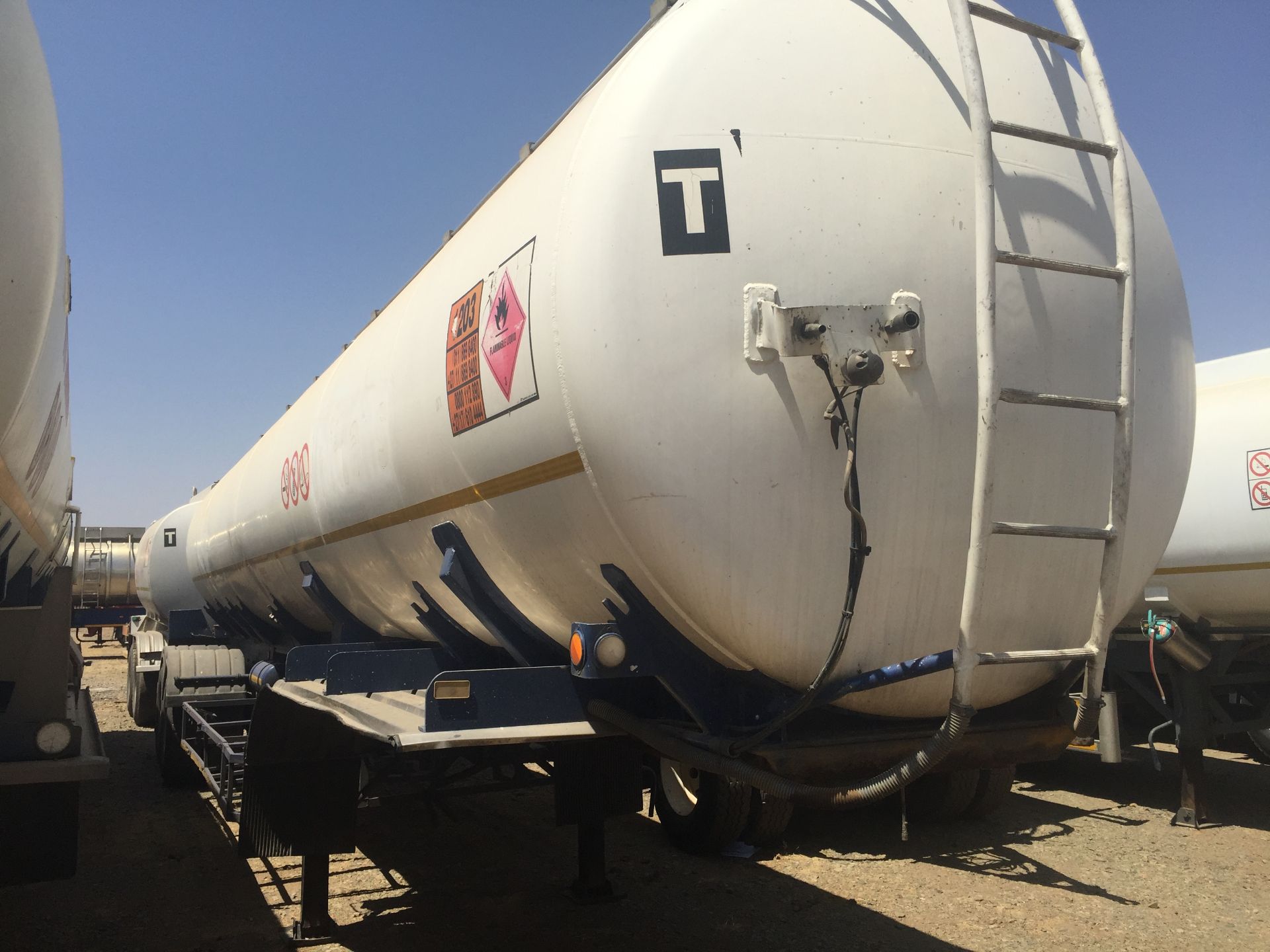 1984 HENRED D/AXLE TANKER TRAILER WITH D/AXLE PUP TRAILER - ( NFC739GP / CVL890FS )