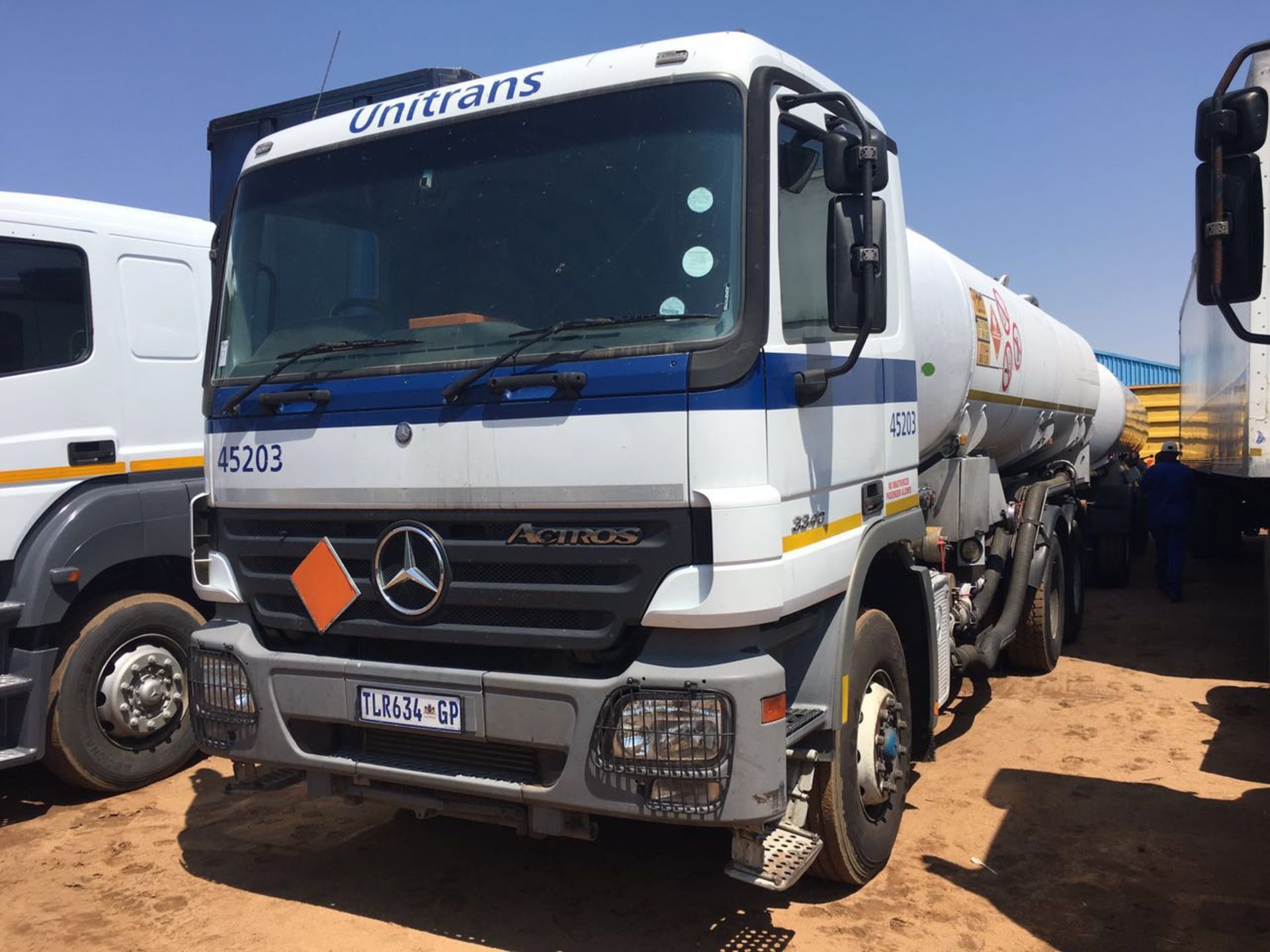 2005 M/BENZ ACTROS 3340 6X4 RIGID FUEL TANKER - (TLR634GP)