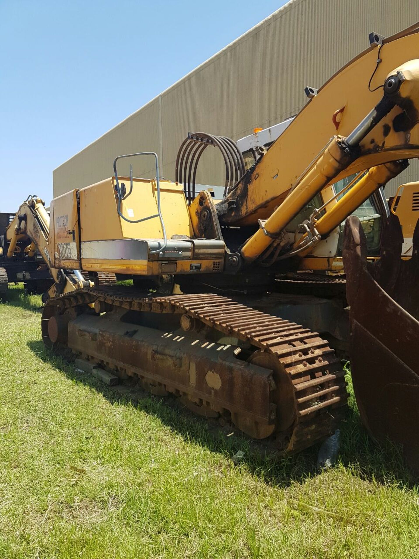 2011 LIEBHERR HX390E EXCAVATOR - NON-RUNNER - (LHX031770) - Image 2 of 2