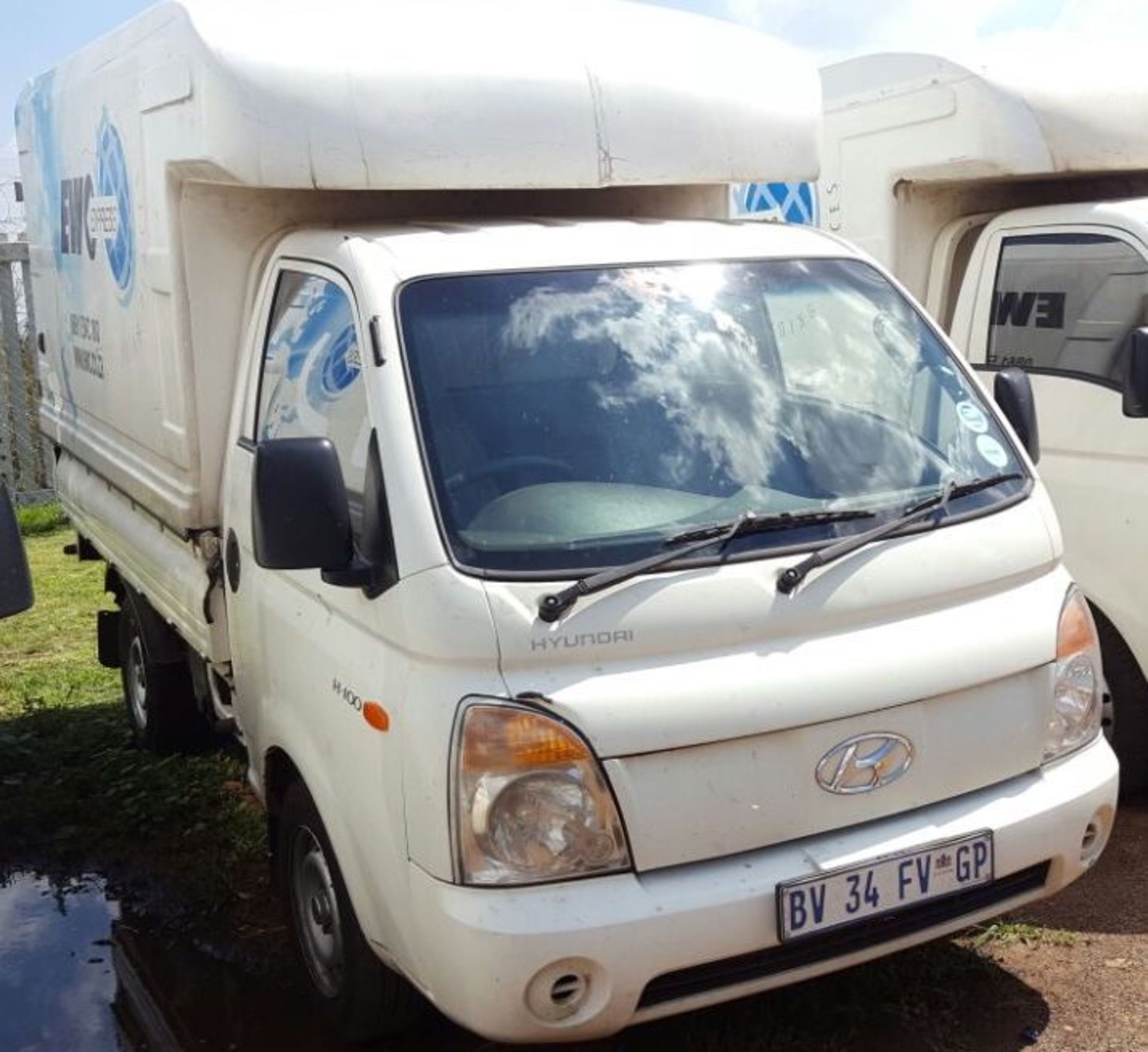 2012 HYUNDAI H100 D/SIDE WITH CANOPY - (BV34FVGP)