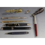 A SMALL COLLECTION OF PENS AND PENCILS, along with two seals and a set of brass sovereign scales