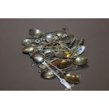 A QUANTITY OF SILVER AND WHITE METAL COLLECTABLE SPOONS