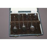 A CASED SET OF SIX HALLMARKED SILVER MAPPIN & WEBB SEAL TOP TEASPOONS