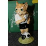 A BESWICK FOOTBALLING FELINES COLLECTION 'DRIBBLE' FIGURE, LIMITED EDITION 364/1500 - BOXED WITH