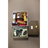 A BOX OF COLLECTABLES TO INCLUDE A VINTAGE CAMERA, DOMINOES, ETC