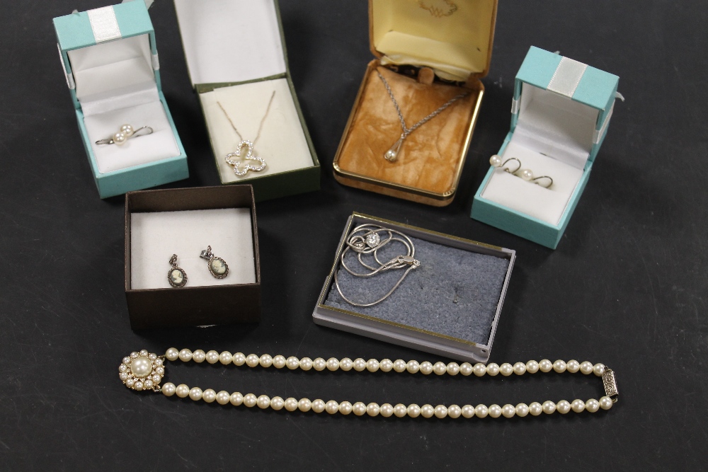 A COLLECTION OF ASSORTED WHITE METAL JEWELLERY ETC TO INC SILVER EXAMPLES