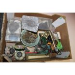 A TRAY OF COLLECTABLES TO INCLUDE FOSSILS, CAP BADGES, VINTAGE TOY CARS ETC.