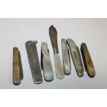 A COLLECTION OF SIX FRUIT KNIVES & POCKET KNIVES TO INC MOTHER OF PEARL AND SILVER BLADED EXAMPLES