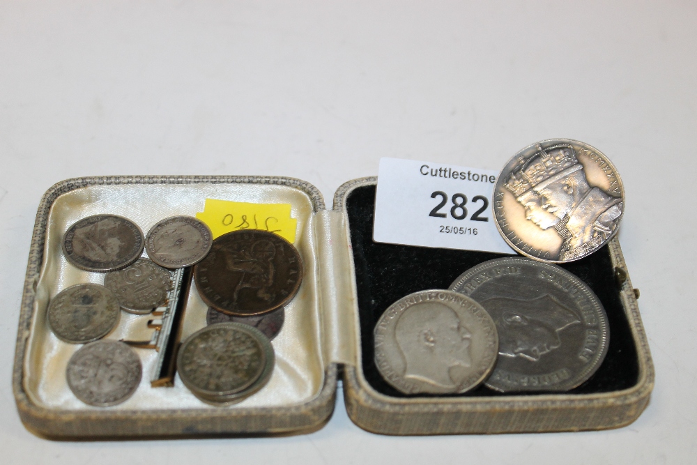 A SMALL SELECTION OF COINAGE TO INCLUDE A GEORGE V MEDALLION 'STET FORTUNA DOMUS'