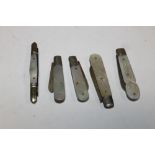 A COLLECTION OF FIVE MOTHER OF PEARL HANDLED FRUIT KNIVES TO INC SILVER BLADED EXAMPLES