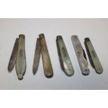 A COLLECTION OF FIVE MOTHER OF PEARL FRUIT KNIVES & POCKET KNIVES TO INC SILVER BLADED EXAMPLES