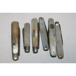 A COLLECTION OF SIX MOTHER OF PEARL FRUIT KNIVES & POCKET KNIVES TO INC SILVER BLADED EXAMPLES