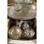 A TRAY OF ASSORTED METALWARE