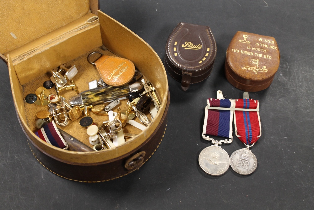 A QUANTITY OF MIXED COLLECTABLES TO INCLUDE MILITARY MEDALS, PEN KNIVES,YELLOW METAL CUFF LINKS,ETC