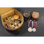 A QUANTITY OF MIXED COLLECTABLES TO INCLUDE MILITARY MEDALS, PEN KNIVES,YELLOW METAL CUFF LINKS,ETC